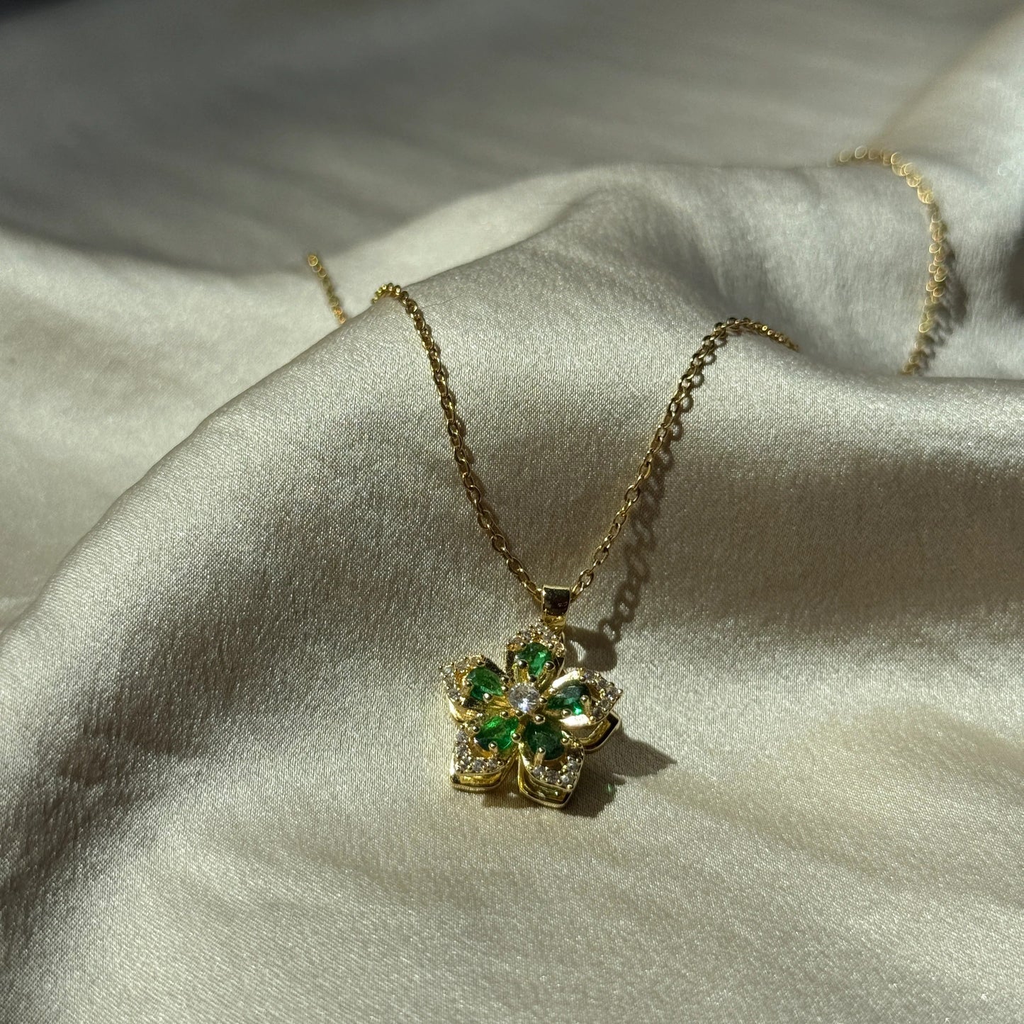 Petal Dream Spin Necklace